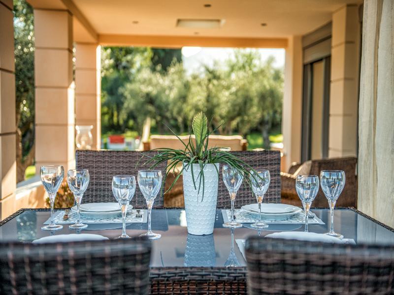 Astarte Villas - Istar Villa With Tennis Court Makhairadhon Ngoại thất bức ảnh